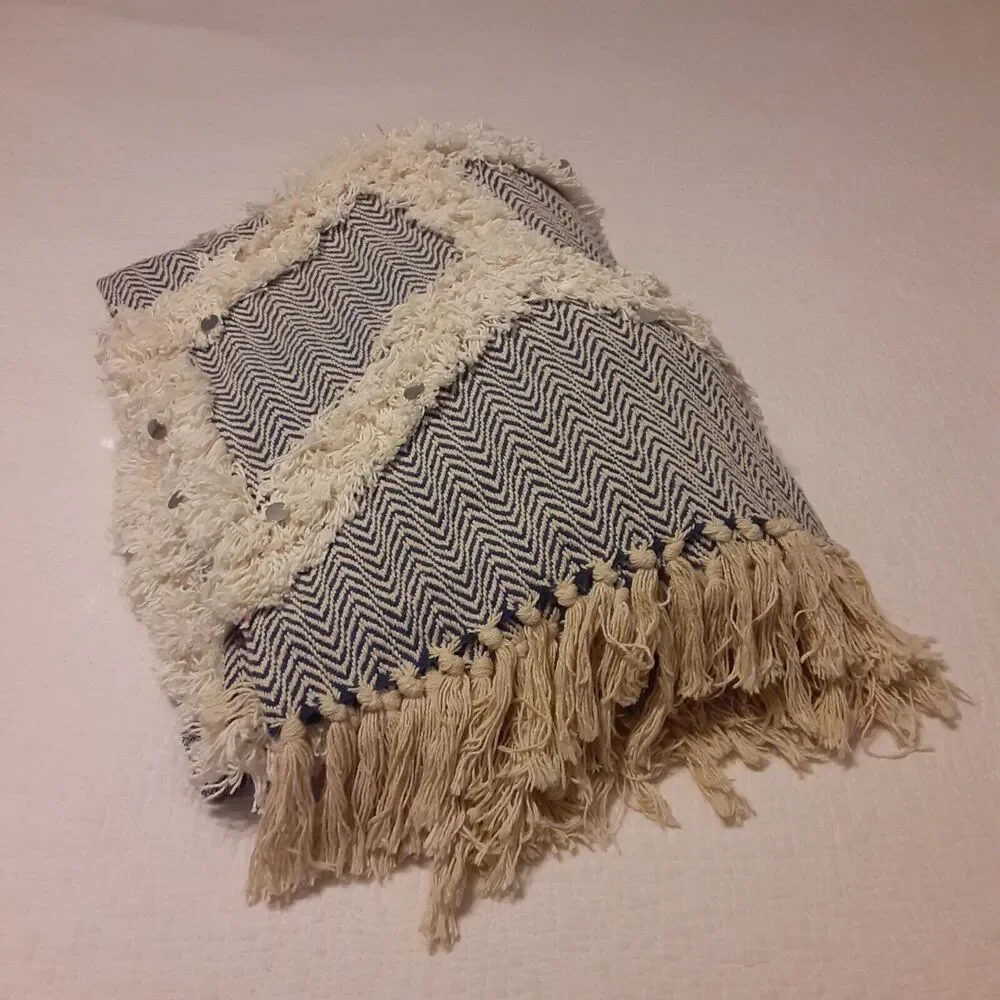 Safavieh Woven Tasseled Embellished Chevron Luella Throw NOTE
